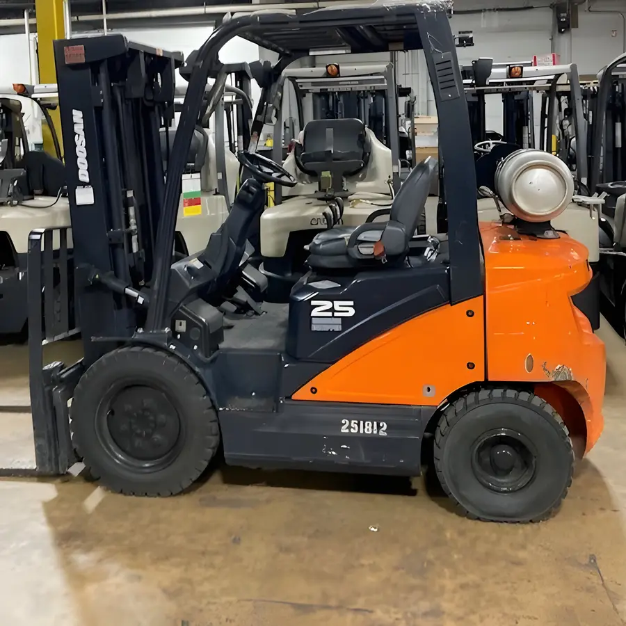 Used Doosan 25 LP forklift, side view