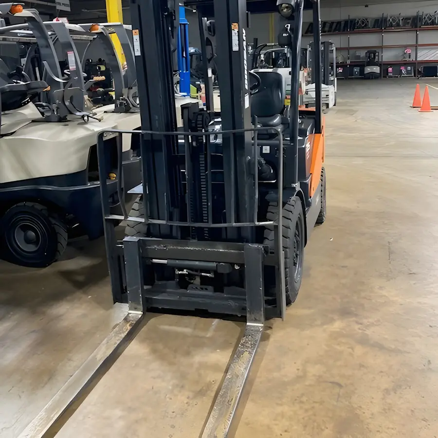 Mast and forks of the used Doosan 25